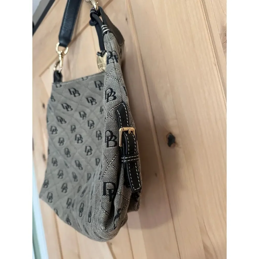 Dooney & Bourke | Signature Large Shoulder Tote Bag in Black - Picture 4 of 13